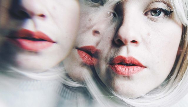 Rostro de mujer con efecto de múltiples reflejos, simbolizando el Trastorno Límite de la Personalidad (TLP)