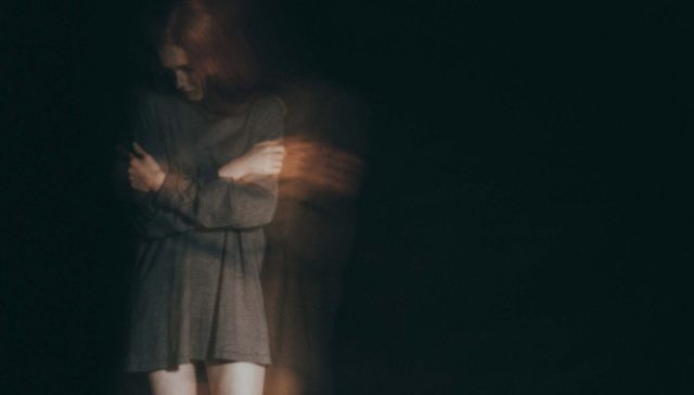 Mujer con expresión de angustia y efecto de doble exposición, símbolo del Trastorno Límite de la Personalidad