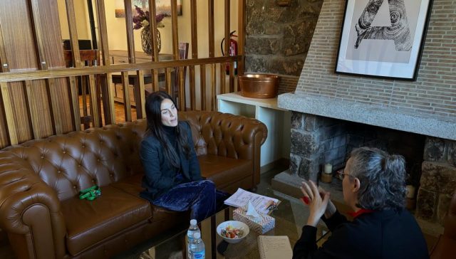 Sara Vigo, directora del Centro Árbor, durante una entrevista sentada en un sofá de cuero