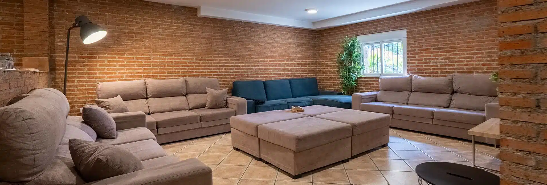 Sala de espera confortable en el Centro de Adicciones en Madrid.