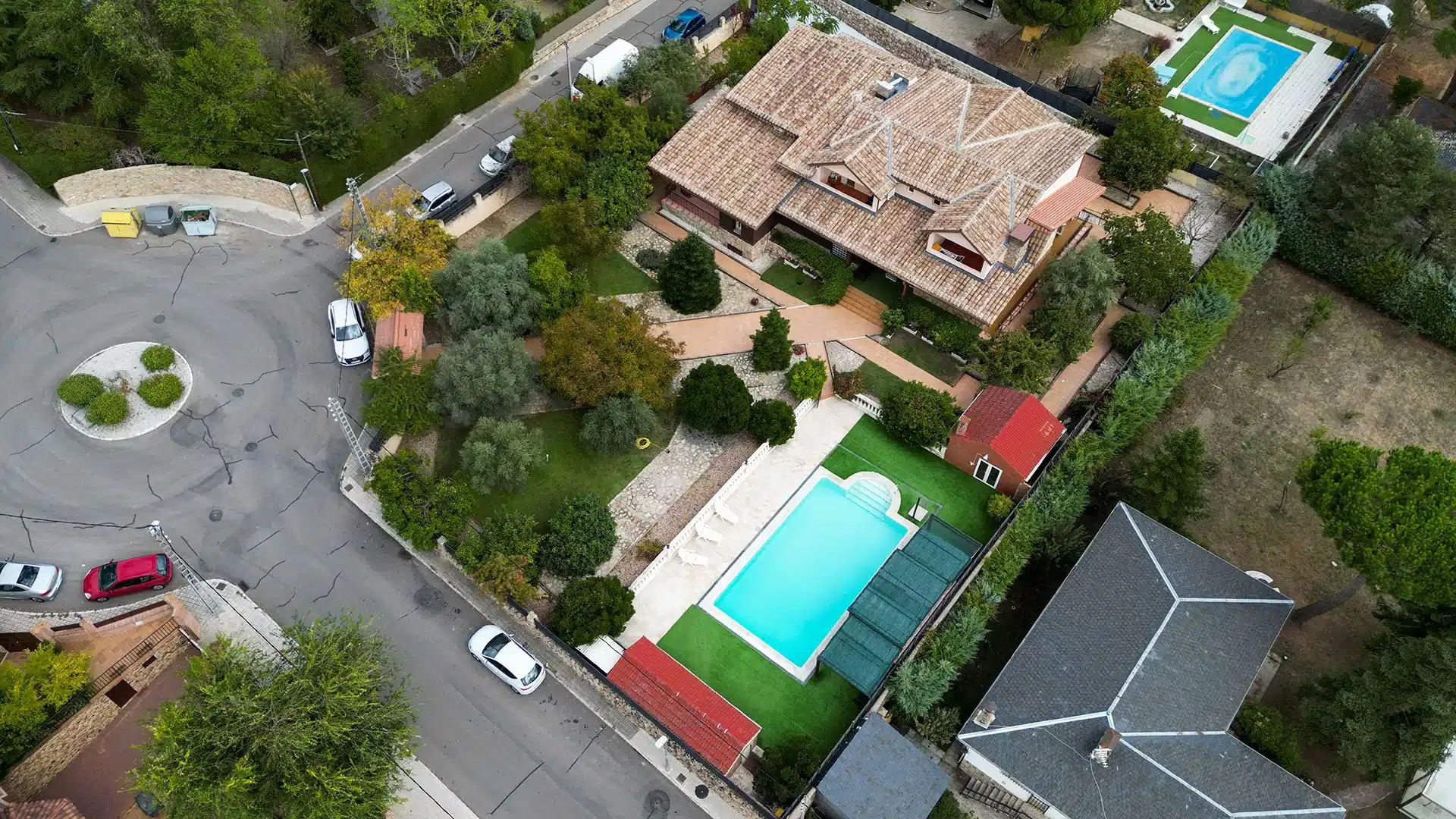 Vista aérea del Centro Árbor: instalaciones rodeadas de naturaleza en Madrid Vista aérea del Centro de Desintoxicación Árbor en Soto del Real, Madrid, con piscina y jardines.