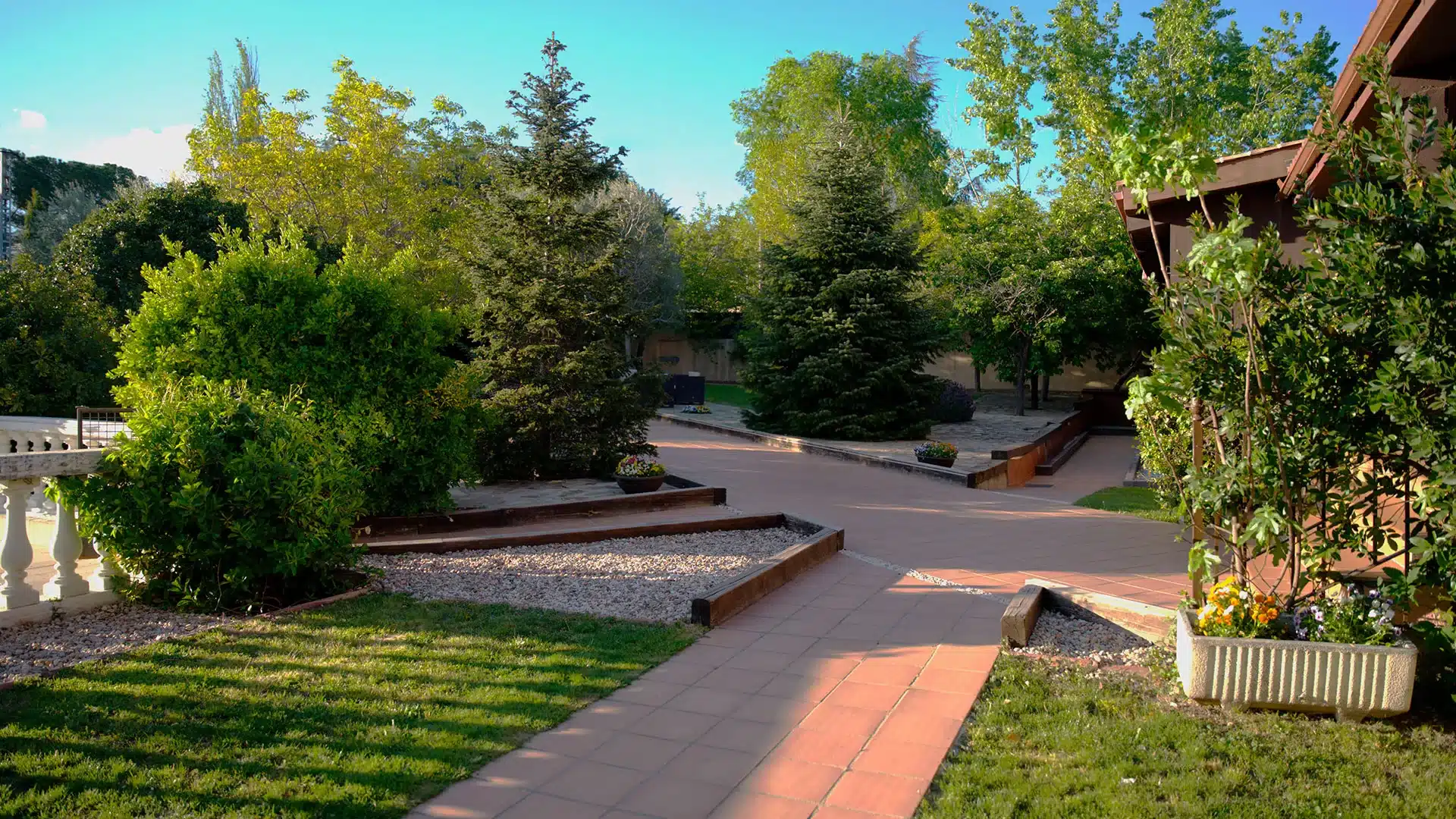 Naturaleza y bienestar: jardín terapéutico en el Centro Árbor (Soto del Real) Senderos rodeados de vegetación en el jardín del Centro de Desintoxicación Árbor en Madrid.
