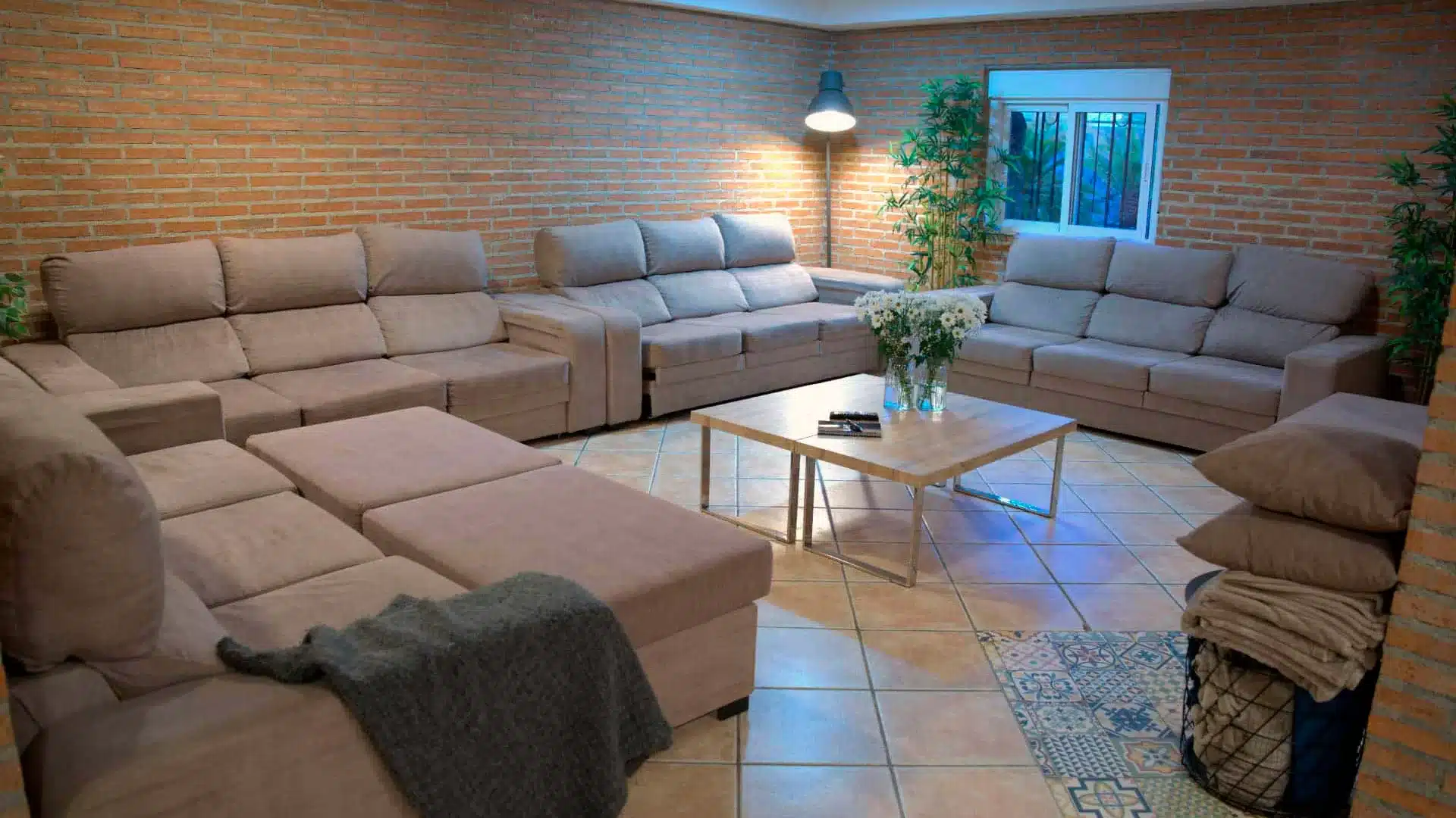 Terapia grupal en Madrid: un espacio seguro para compartir y sanar Sala acogedora con sofás dispuestos en círculo para sesiones de terapia grupal en Madrid.