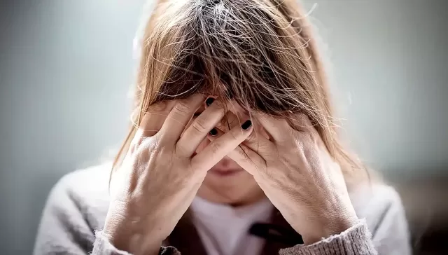 Persona angustiada, reflejando el dolor emocional de la codependencia.