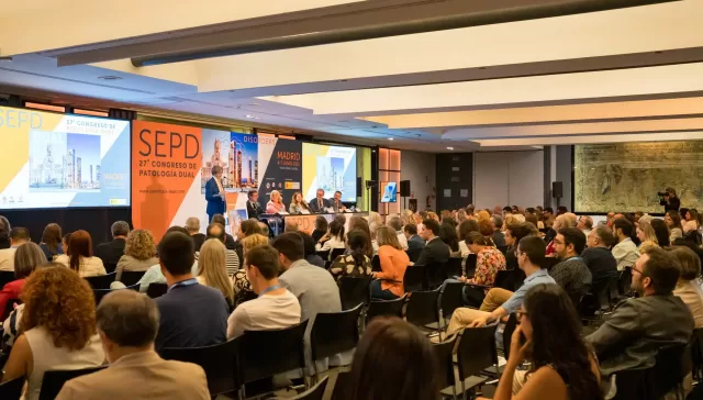 Ponentes y asistentes durante una ponencia del 27º Congreso de Patología Dual celebrado en el Hotel Meliá Castilla de Madrid en junio de 2025