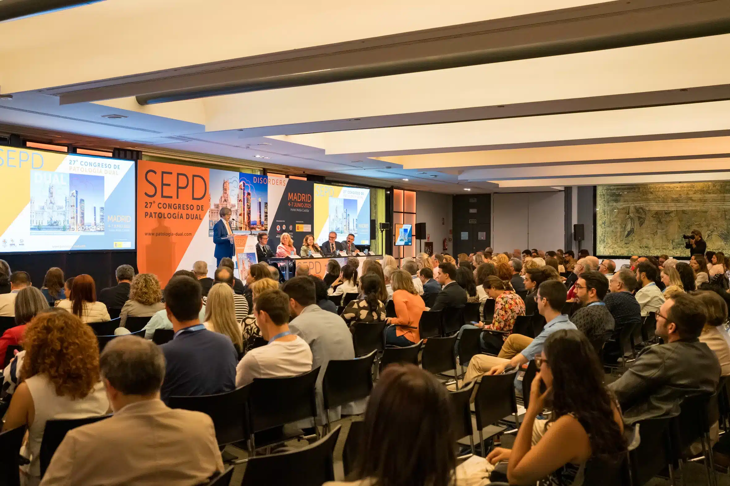 Ponentes y asistentes durante una ponencia del 27º Congreso de Patología Dual celebrado en el Hotel Meliá Castilla de Madrid en junio de 2025