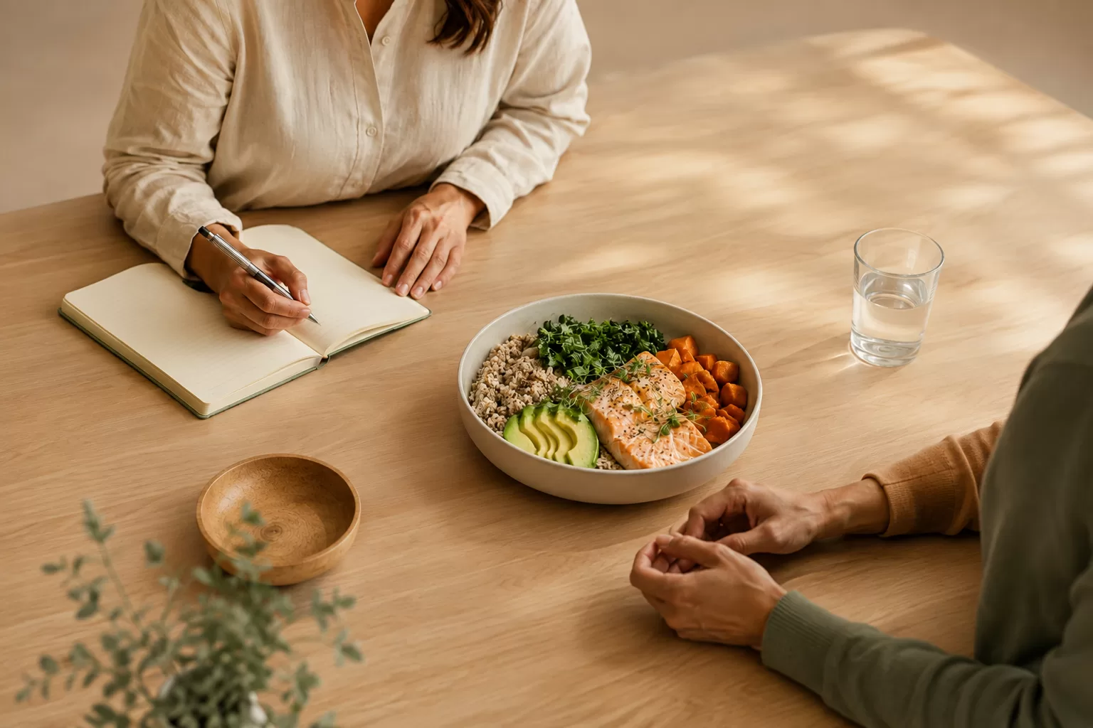 Plato equilibrado durante una sesión de nutrición clínica para un trastorno de la conducta alimentaria