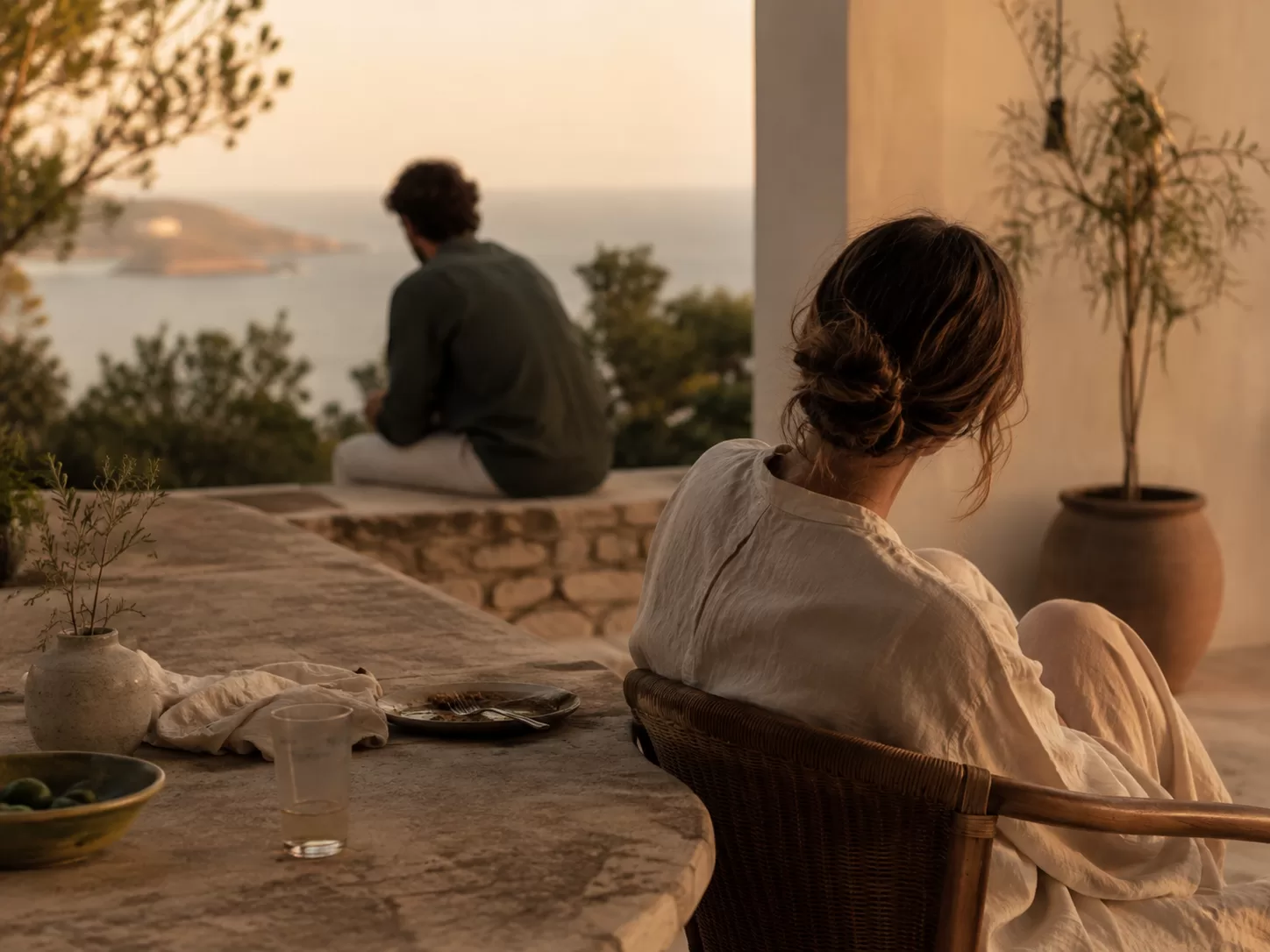 Pareja con problemas de convivencia relacionados con una adicción durante las vacaciones de verano